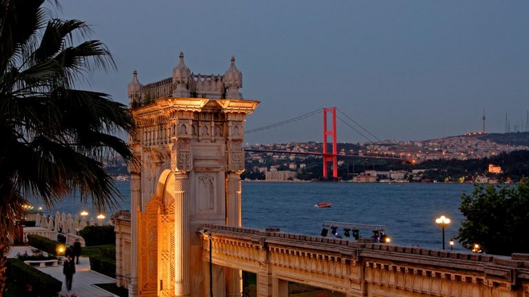 ist_historical-gate-and-bosphorus